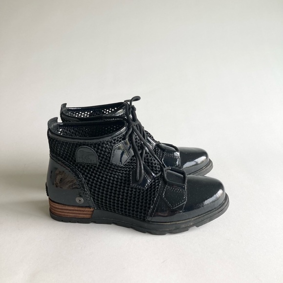 Sorel Black Patent Leather Fabric Rubber Outsole Lace Up Boots size 6.5 - Picture 2 of 15